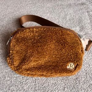 Lululemon Everywhere Belt Bag Fleece, Caramel, 1L